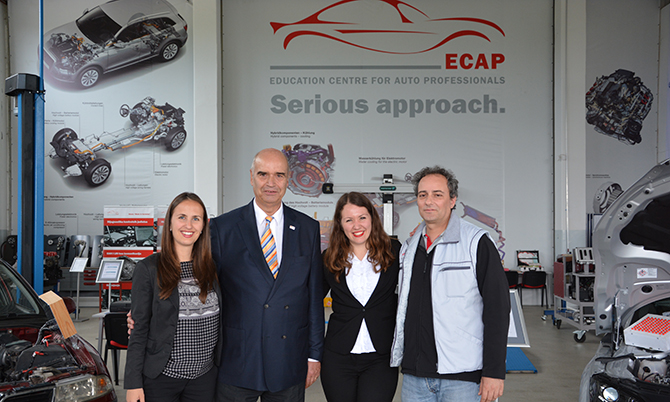 Član nemačke delegacije u poseti ECAP školskom centru