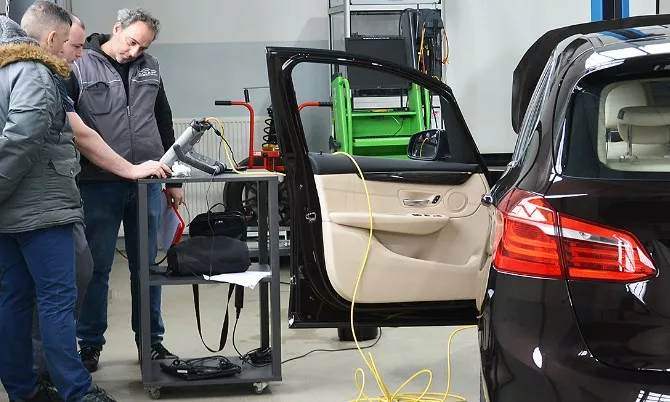 Serviseri iz ovlašćenog BMW servisa na testiranju u ECAP-u